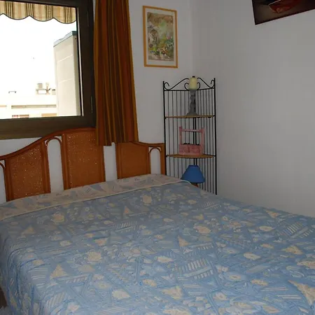 2 Pieces En Centre-ville, 4 Couchages, Avec Parking Et Climatisation - Fr-1-803-65 Apartman